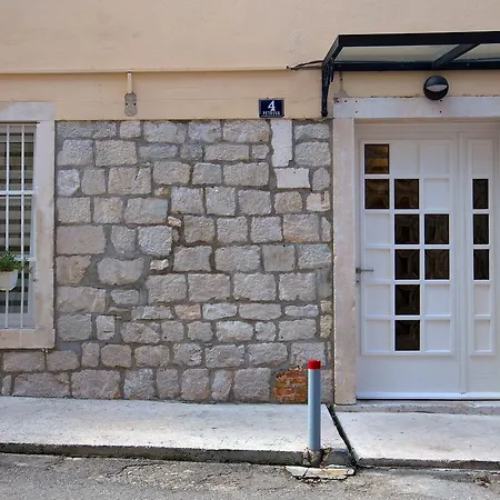 Apartment Rosulica *